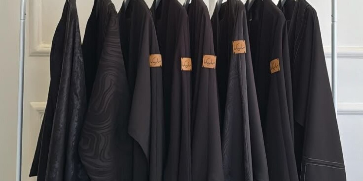 Emirati Abaya: The Perfect Blend of Tradition and Modern Elegance